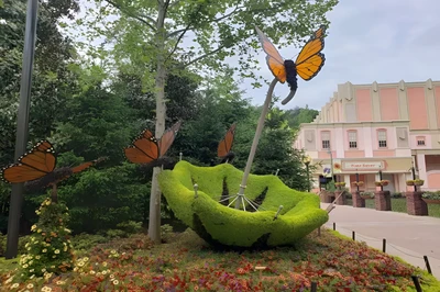 umbrella and butterflies flower sculpture at Dollywood's Flower & Food Festival