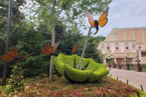 umbrella and butterflies flower sculpture at Dollywood's Flower & Food Festival